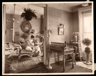 Eine Frau bei der Handarbeit in einem Wohnzimmer, 1914 oder 1915 (Silbergelatineabzug)